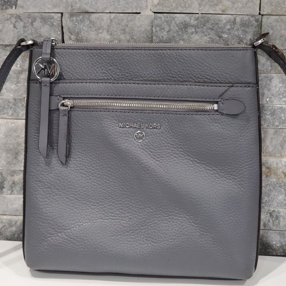 MICHAEL KORS JET SET CHARM SMALL NORT /SOUTH FLAT CROSSBODY GRAY
